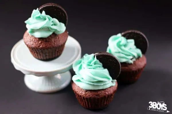 Yum! This Chocolate Mint Oreo Cupcake Recipe has an amazing vanilla-mint buttercream, and a Oreo bottom!