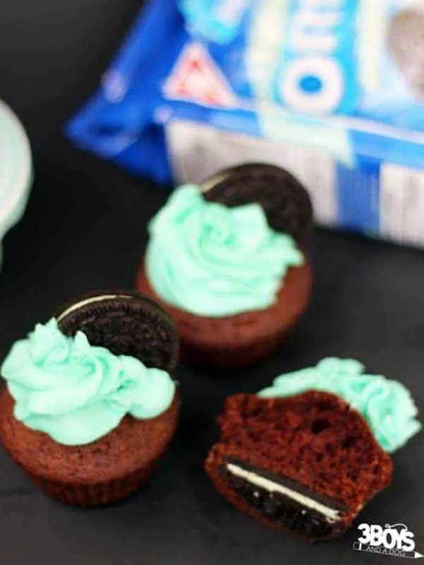 Fluffy chocolate cake, vanilla-mint buttercream, and two Oreo cookies for garnish - this Chocolate Mint Oreo Cupcake Recipe has it all!