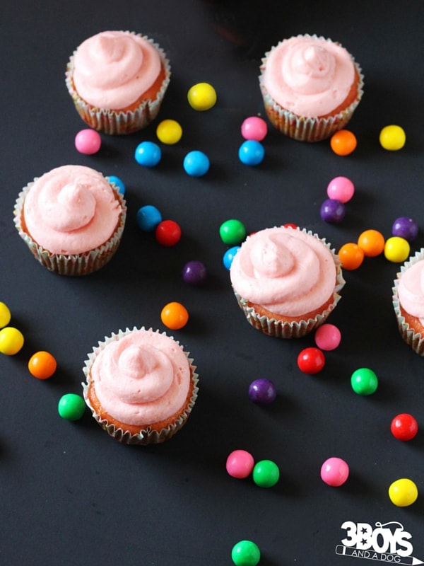 How fun are these bubblegum cupcakes - raspberry-vanilla cupcakes that hit that perfect note of nostalgia for a treat kids and adults will love!