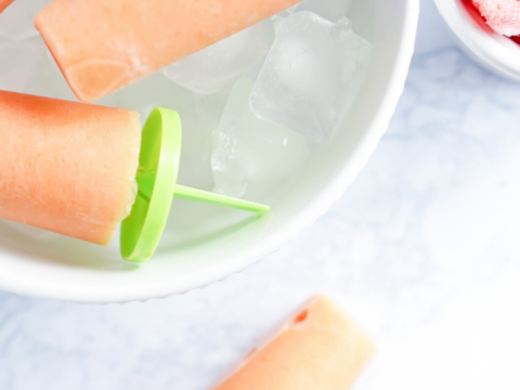 it is easy make these mango and strawberry popsicles at home