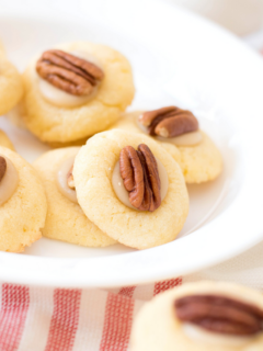 delicious cookies of pecan in an easy to grab cookie recipe