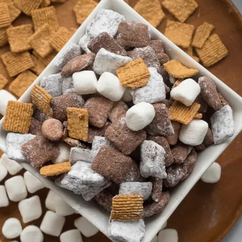 marshmallows and graham cracker snack treat