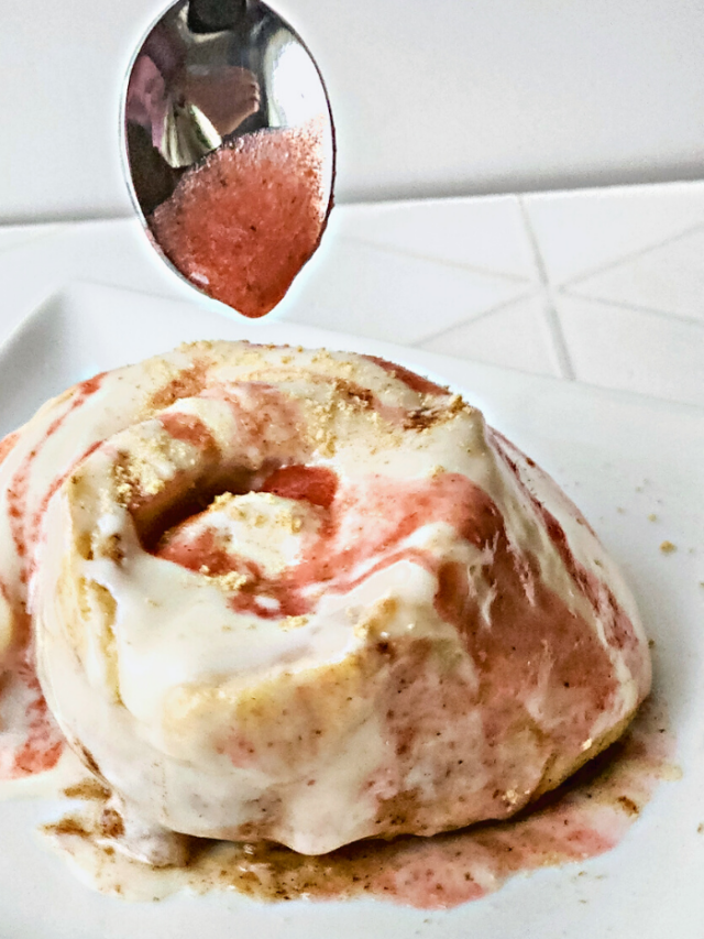 Strawberry Cheesecake Cinnamon Rolls Recipe