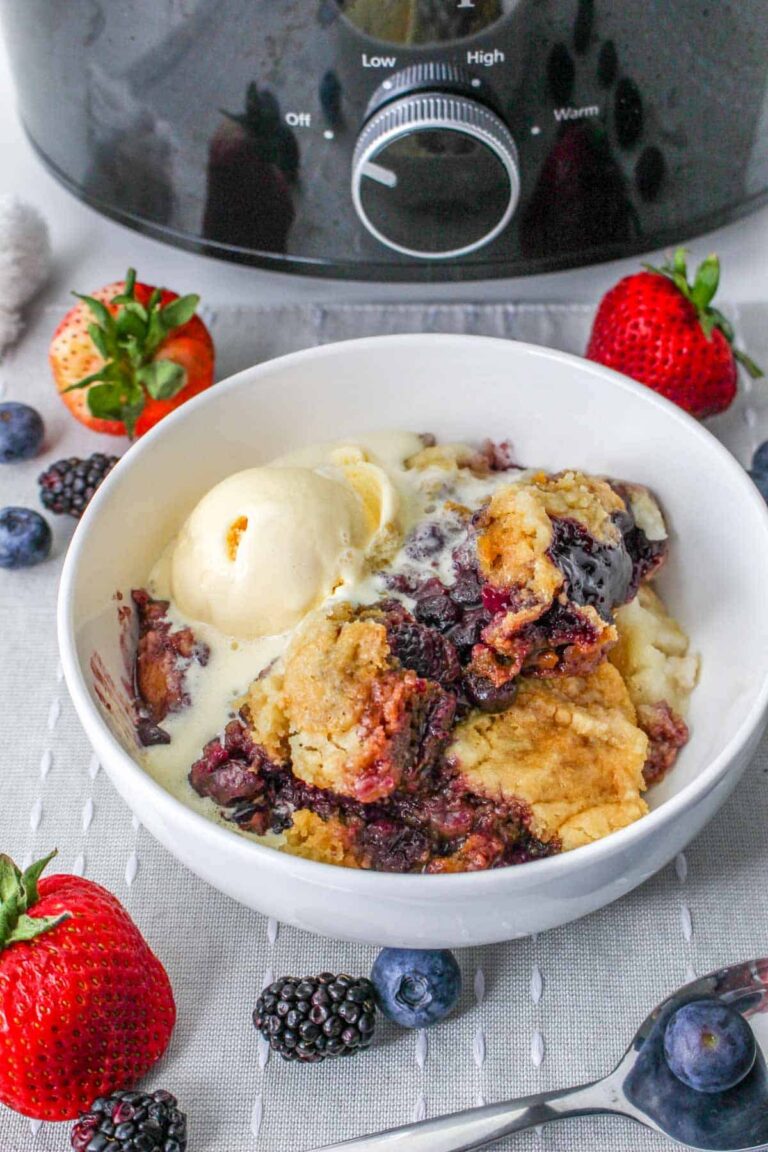 Slow cooker mixed berry cobbler